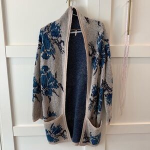 Free people Blue and cream floral cardigan sweater with pockets size XS oversize
